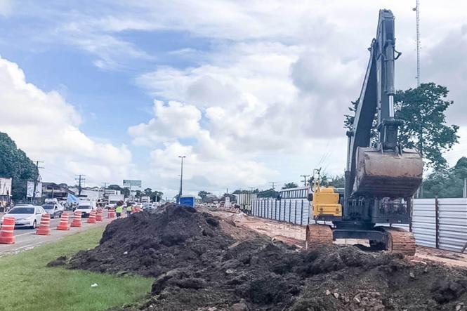 Quem trafega pela BR-316 já percebeu que a rodovia está em obras. Algumas mudanças no trânsito também estão sendo feitas, mas não atingem significativamente a população. São as obras de requalificação dos primeiros 10.8 km da via que segue com o cronograma de trabalho conforme o previsto. Nesses primeiros três meses estão sendo feitos o remanejamento dos postes que estão dentro da faixa de domínio da obra e a construção de quatro dos treze conjuntos de estações e passarelas, exatamente nos trechos dos quilômetros 3, 6, 7 e 9.

FOTO: DIVULÇAÇÃO
DATA: 13.03.2019
BELÉM - PA <div class='credito_fotos'>Foto: Divulgação   |   <a href='/midias/2019/originais/9f597ab1-5ee2-4554-a928-964e559d5253.jpg' download><i class='fa-solid fa-download'></i> Download</a></div>