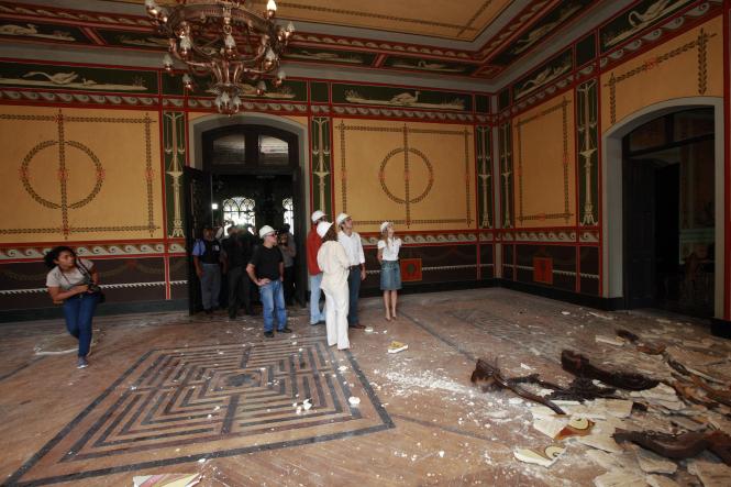 O Governo do Pará, por meio da Secretaria de Estado de Cultura (Secult), já autorizou abertura de processo para obra emergencial de restauro da parte estrutural do teto do Palácio Lauro Sodré, após o desabamento de parte do forro do Salão Histórico, nesta sexta-feira (25). Após o incidente no local, que abriga o Museu do Estado do Pará (MEP), também será iniciado um processo emergencial de revisão do sistema de prevenção e combate a incêndios de todos os prédios históricos sob a responsabilidade da Secult.

FOTO: FERNANDO ARAÚJO / AG. PARÁ
DATA: 25.01.2019
BELÉM - PARÁ <div class='credito_fotos'>Foto: Fernando Araújo/Ag. Pará   |   <a href='/midias/2019/originais/9f6711be-83ff-4761-b6c9-6c9fb17eee1c.jpg' download><i class='fa-solid fa-download'></i> Download</a></div>