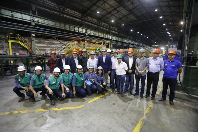 A revitalização do Distrito Industrial de Marabá e o apoio às empresas locais e às que desejam se instalar na região foi a tônica do discurso do governador Helder Barbalho em visita realizada às instalações da empresa Sinobras, na noite da quinta-feira (4), em Marabá. Aproveitando um intervalo entre as reuniões com dirigentes locais, ele fez uma pausa para a visita e ouviu empresários da Associação Comercial de Marabá.

FOTO: MARCELO SEABRA / AGENCIA PARA
DATA: 05.04.2019
MARABA - PARA <div class='credito_fotos'>Foto: Marcelo Seabra / Ag. Pará   |   <a href='/midias/2019/originais/9f80b923-c18b-40ed-9de3-bde02ae689ee.jpg' download><i class='fa-solid fa-download'></i> Download</a></div>
