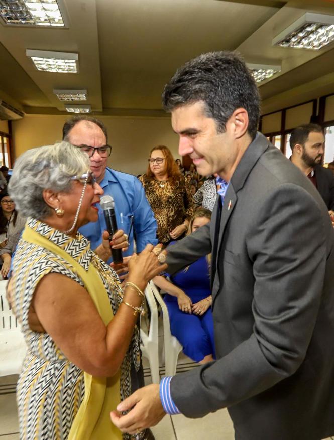 Na manhã desta terça-feira (16), o governador Helder Barbalho esteve na sede da Companhia de Habitação do Pará (Cohab), para participar, junto com o presidente do órgão, José Scaff Filho, das comemorações pelos 54 anos da instituição. Durante a programação foram entregues 54 cheques moradia e realizada a assinatura simbólica de 200 títulos de regularização fundiária.

FOTO: MARCO SANTOS / AGÊNCIA PARÁ
DATA: 16.04.2019
BELÉM - PARÁ <div class='credito_fotos'>Foto: Marco Santos / Ag. Pará   |   <a href='/midias/2019/originais/9f99437b-ddec-4b4b-b0ad-fcd78eb4d4a4.jpg' download><i class='fa-solid fa-download'></i> Download</a></div>