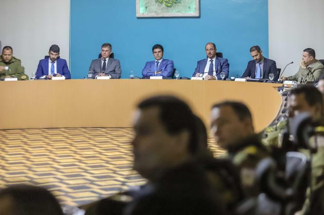 O general Guilherme Theophilo, titular da Secretaria Nacional de Segurança Pública (Senasp), desembarcou hoje ao Pará e apresentou ao governador Helder Barbalho e representantes dos órgãos do Sistema de Segurança Pública (SISP) o Programa Nacional de Enfrentamento à Criminalidade Violenta, que terá início nos próximos meses e, assim como ocorre no planejamento do governo do Pará, o programa federal também une o uso das forças policiais com ações de governo que efetivamente atuem no prevenção à criminalidade. A reunião teve ainda a participação de representantes dos poderes legislativos estadual e federal, e da Prefeitura de Ananindeua, um dos 7 municípios escolhidos pelo Governo Federal para receber o programa nacional.

FOTO: MARCO SANTOS / AGÊNCIA PARÁ
DATA: 07.03.2019
BELÉM - PA <div class='credito_fotos'>Foto: Marco Santos / Ag. Pará   |   <a href='/midias/2019/originais/9fb9e3af-d46b-4639-a857-d891472caa9d.jpg' download><i class='fa-solid fa-download'></i> Download</a></div>