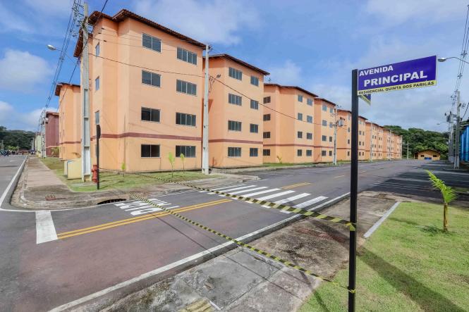 Na manhã desta sexta-feira (15), foi entregue à população o conjunto habitacional “Quinta dos Paricás”, no distrito de Icoaraci, em Belém. O governador do Estado, Helder Barbalho, o secretário nacional de habitação, Celso Toshiotmatsud e o prefeito municipal de Belém, Zenaldo Coutinho, estiveram presentes para fazer a entrega às famílias. Um empreendimento que teve um investimento de R$168 milhões de reais, todos do governo federal.

 FOTO: MARCO SANTOS / AGÊNCIA PARÁ
DATA: 15.03.2019
BELÉM - PA <div class='credito_fotos'>Foto: Marco Santos / Ag. Pará   |   <a href='/midias/2019/originais/9fbb7d64-eb9c-4c12-8628-e7704a515073.jpg' download><i class='fa-solid fa-download'></i> Download</a></div>
