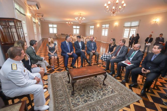 Possíveis parcerias entre os governos do Pará e do Canadá, sobretudo na área de logística, foram tratadas pelo governador Helder Barbalho com o embaixador canadense, Riccardo Savonne, no início da tarde desta segunda-feira (15), no Palácio do Governo, em Belém. Em visita oficial ao Pará, o embaixador foi recebido pelo governador, acompanhado da primeira-dama, Daniela Barbalho; do vice-governador, Lúcio Vale, e sua esposa, Andrea Vale.

FOTO: MARCO SANTOS / AGÊNCIA PARÁ
DATA: 15.04.2019
BELÉM - PA <div class='credito_fotos'>Foto: Marco Santos / Ag. Pará   |   <a href='/midias/2019/originais/9fd6ed21-11e3-4d8f-940f-5d7b36981967.jpg' download><i class='fa-solid fa-download'></i> Download</a></div>