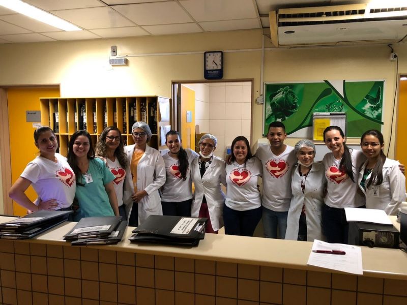 Em comemoração ao Dia Nacional da Humanização, celebrado todo dia 9 de junho, o Hospital Geral de Tailândia (HGT) desenvolveu uma semana inteira, de 10 a 14, de muito carinho com a oferta de abraços distribuídos por colaboradores, usuários, acompanhantes e visitantes, para melhorar o ambiente hospitalar.

FOTO: ASCOM / HGT
DATA: 15.06.2019
TAILÂNDIA - PARÁ <div class='credito_fotos'>Foto: ASCOM / HGT   |   <a href='/midias/2019/originais/Copia(01)_2722_diadoabraco2.jpg' download><i class='fa-solid fa-download'></i> Download</a></div>