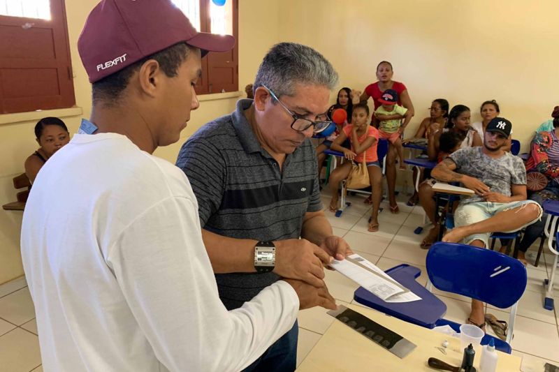 As comunidades rurais do Marajó foram beneficiadas com os serviços gratuitos de emissão de RG e Carteira de Trabalho promovida pela Secretaria de Justiça e Direitos Humanos (Sejudh), nesta terça e quarta-feira (18 e 19).

FOTO: WAGNER ALMEIDA / SEJUDH
DATA: 19.06.2019
MARAJÓ - PARÁ <div class='credito_fotos'>Foto: Wagner Almeida/ Ascom Sejudh   |   <a href='/midias/2019/originais/Copia(01)_2764_sejudhlevaacaodecidadaniaeexposicaofotograficaaomarajo4.jpg' download><i class='fa-solid fa-download'></i> Download</a></div>