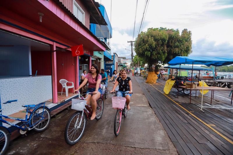 O município de Afuá, localizado no Arquipélago do Marajó, distante cerca de 300 km de Belém, capital paraense, está em festa. É que nesta sexta-feira (26), serão inauguradas as Ruas Antônio Augusto, Sanches de Oliveira, Theopompo Nery e Benjamin Constant e entregue à população a reforma da cobertura metálica da quadra de esportes Dr. Nelson Salomão. <div class='credito_fotos'>Foto: Marco Santos / Ag. Pará   |   <a href='/midias/2019/originais/Copia(01)_5217_whatsappimage2019-07-25at16.08.25.jpg' download><i class='fa-solid fa-download'></i> Download</a></div>