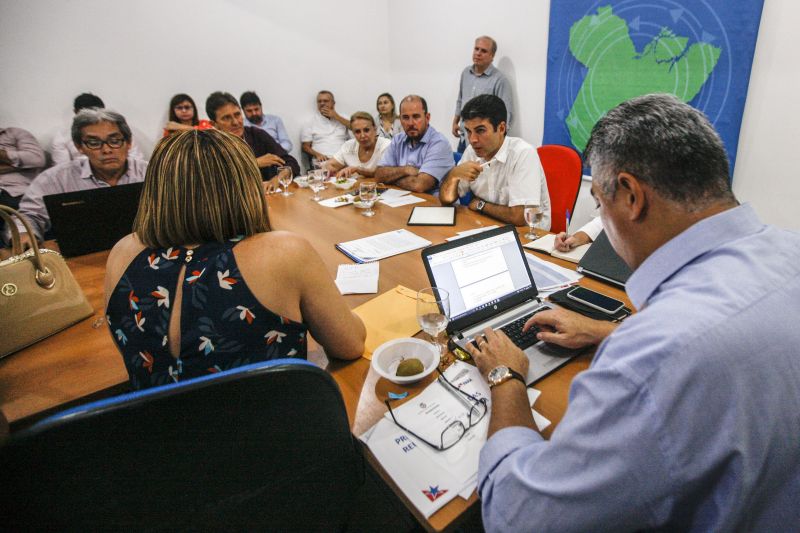 GURUPÁ - O município de Gurupá receberá 10km de pavimentação, que contemplará 25 ruas da cidade; 100 mil litros de combustível foram disponibilizados para atender a demanda de deslocamento da população que mora distante do centro da cidade <div class='credito_fotos'>Foto: Maycon Nunes / Ag. Pará   |   <a href='/midias/2019/originais/Copia(01)_5274_06.jpg' download><i class='fa-solid fa-download'></i> Download</a></div>