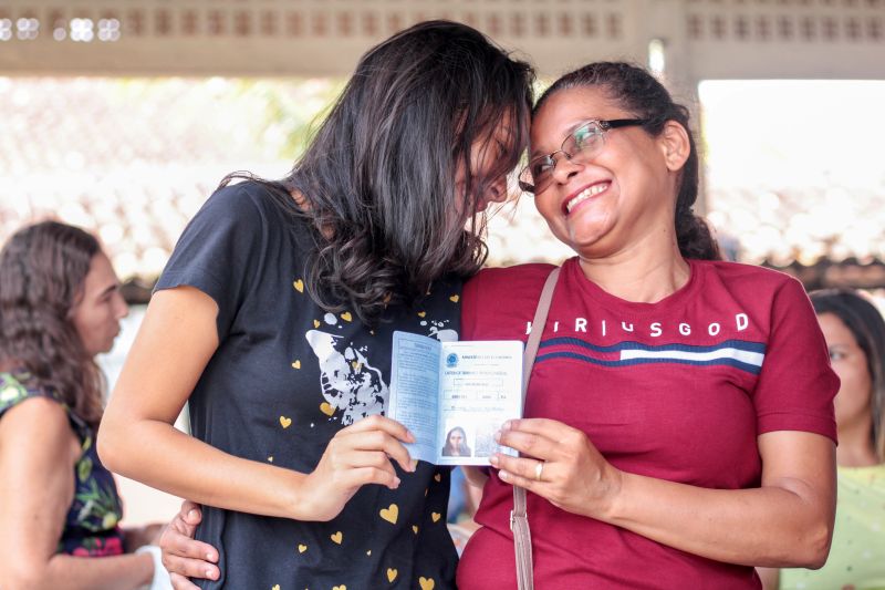 Diversas pessoas aguardavam, na manhã desta sexta-feira (20), em frente à Escola Dom Alberto Galdêncio Ramos, em Ananindeua <div class='credito_fotos'>Foto: Ana Paula Lima / Ascom ParáPaz   |   <a href='/midias/2019/originais/Copia(01)_5472_img_9392.jpg' download><i class='fa-solid fa-download'></i> Download</a></div>