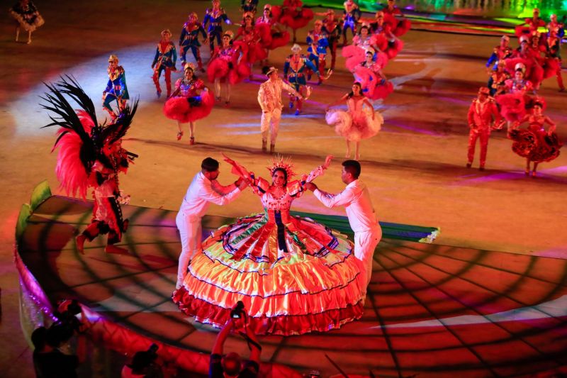 Próximo de Santarém, na Vila de Alter do Chão, no oeste do Pará, tem uma pergunta que é ouvida com frequência nas rodas de conversa: quem teve a melhor apresentação durante a noite da batalha dos botos? Tucuxi ou Cor de Rosa?  <div class='credito_fotos'>Foto: Marco Santos / Ag. Pará   |   <a href='/midias/2019/originais/Copia(01)_5482_cairebotocorderosa-fotomarcosantos-12.jpg' download><i class='fa-solid fa-download'></i> Download</a></div>