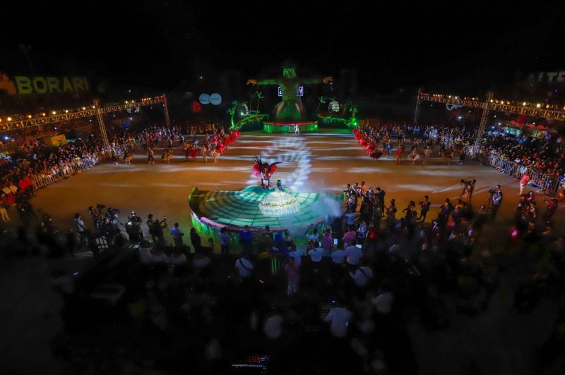 Próximo de Santarém, na Vila de Alter do Chão, no oeste do Pará, tem uma pergunta que é ouvida com frequência nas rodas de conversa: quem teve a melhor apresentação durante a noite da batalha dos botos? Tucuxi ou Cor de Rosa?  <div class='credito_fotos'>Foto: Marco Santos / Ag. Pará   |   <a href='/midias/2019/originais/Copia(01)_5482_cairebotocorderosa-fotomarcosantos-15.jpg' download><i class='fa-solid fa-download'></i> Download</a></div>