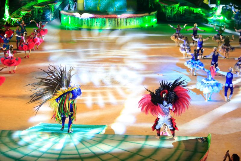 Próximo de Santarém, na Vila de Alter do Chão, no oeste do Pará, tem uma pergunta que é ouvida com frequência nas rodas de conversa: quem teve a melhor apresentação durante a noite da batalha dos botos? Tucuxi ou Cor de Rosa?  <div class='credito_fotos'>Foto: Marco Santos / Ag. Pará   |   <a href='/midias/2019/originais/Copia(01)_5482_cairebotocorderosa-fotomarcosantos-4.jpg' download><i class='fa-solid fa-download'></i> Download</a></div>