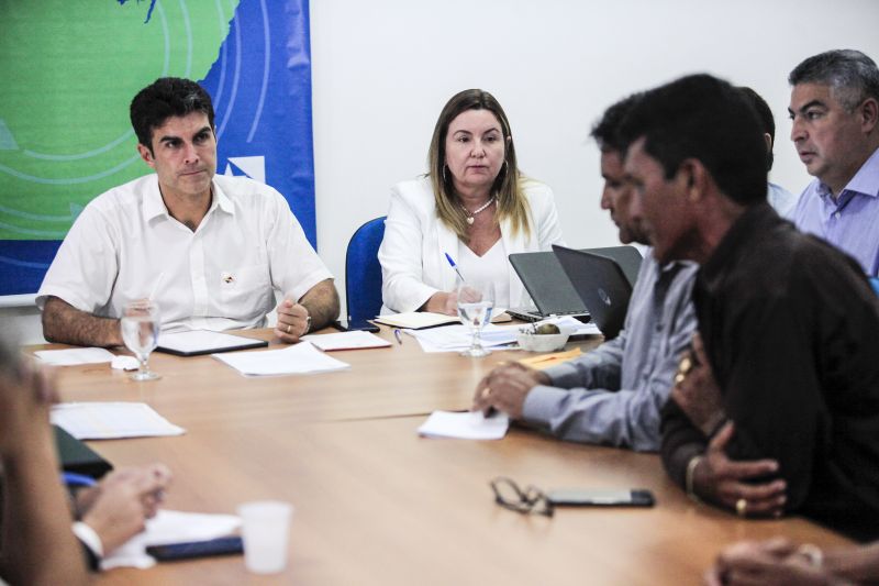 OEIRAS - Outra cidade do Marajó que esteve presente na rodada de conversa com o Governo, foi a cidade de Oeiras do Pará. Para Dinaldo Aires, prefeito do município, as demandas trazidas foram atendidas, como: serão 7km de asfalto, pra água um projeto de R$ 2,040 milhões e também a conclusão de uma escola técnica em obras há quatro anos, que está parada. <div class='credito_fotos'>Foto: Maycon Nunes / Ag. Pará   |   <a href='/midias/2019/originais/Copia(02)_5274_02.jpg' download><i class='fa-solid fa-download'></i> Download</a></div>