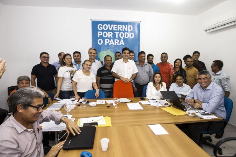 OEIRAS-Outra cidade do Marajó que esteve presente na rodada de conversa com o Governo, foi a cidade de Oeiras do Pará. Para Dinaldo Aires, prefeito do município, as demandas trazidas foram atendidas, como: serão 7km de asfalto, pra água um projeto de R$ 2,040 milhões e também a conclusão de uma escola técnica em obras há quatro anos, que está parada. <div class='credito_fotos'>Foto: Maycon Nunes / Ag. Pará   |   <a href='/midias/2019/originais/Copia(02)_5274_04.jpg' download><i class='fa-solid fa-download'></i> Download</a></div>