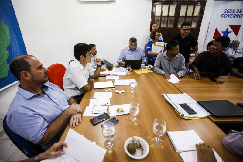 OEIRAS - Outra cidade do Marajó que esteve presente na rodada de conversa com o Governo, foi a cidade de Oeiras do Pará. Para Dinaldo Aires, prefeito do município, as demandas trazidas foram atendidas, como: serão 7km de asfalto, pra água um projeto de R$ 2,040 milhões e também a conclusão de uma escola técnica em obras há quatro anos, que está parada. <div class='credito_fotos'>Foto: Maycon Nunes / Ag. Pará   |   <a href='/midias/2019/originais/Copia(02)_5274_05.jpg' download><i class='fa-solid fa-download'></i> Download</a></div>