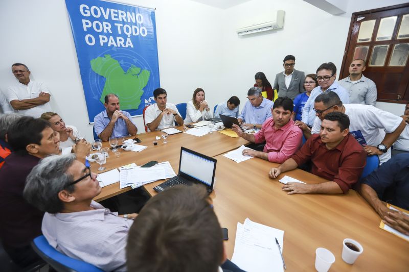 BREVES – O último município a ser ouvido foi o anfitrião do programa, Breves. O prefeito Antônio Silva, destacou duas demandas que foram atendidas pelo Governo, como: 20 km de asfalto para PA 159, também a obra do novo sistema de abastecimento de água, da Cosanpa, com investimento de mais de R$20 milhões de reais. Obras que estão se arrastando há décadas e que agora serão concluídas. <div class='credito_fotos'>Foto: MARCOS SANTOS   |   <a href='/midias/2019/originais/Copia(03)_5274_04.jpg' download><i class='fa-solid fa-download'></i> Download</a></div>