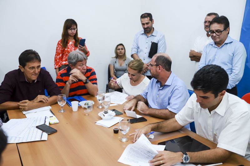 BREVES – O último município a ser ouvido foi o anfitrião do programa, Breves. O prefeito Antônio Silva, destacou duas demandas que foram atendidas pelo Governo, como: 20 km de asfalto para PA 159, também a obra do novo sistema de abastecimento de água, da Cosanpa, com investimento de mais de R$20 milhões de reais. Obras que estão se arrastando há décadas e que agora serão concluídas. <div class='credito_fotos'>Foto: MARCOS SANTOS   |   <a href='/midias/2019/originais/Copia(03)_5274_05.jpg' download><i class='fa-solid fa-download'></i> Download</a></div>