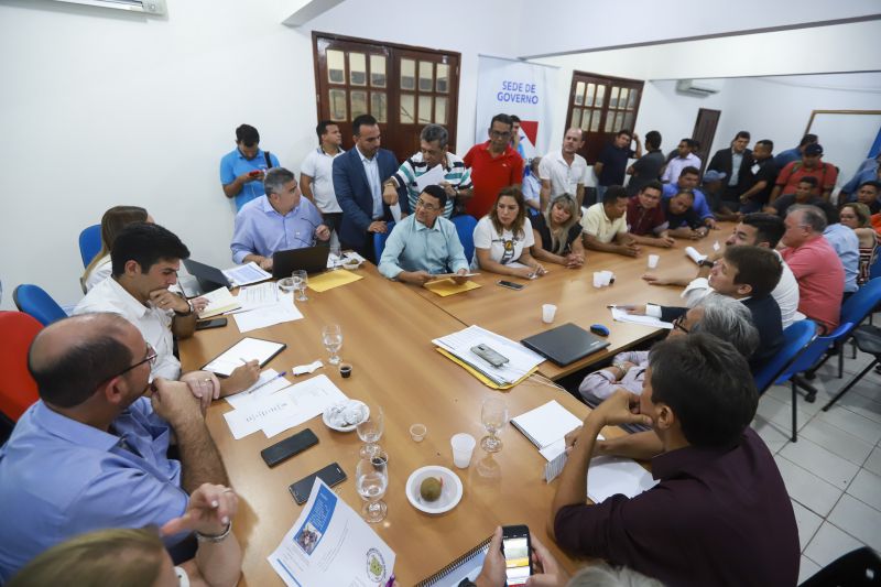 PORTEL - Para Portel, foram liberados o projeto executivo da estrada de 150 quilômetros até a Transcametá e outros 10 quilômetros de asfalto para vias do município. Também foi firmado o convênio com o governo para a ampliação do trapiche. A prefeitura recebeu 200 metros cúbicos de madeira e garantiu a construção de uma agência do Banpará até 2020. <div class='credito_fotos'>Foto: MARCOS SANTOS   |   <a href='/midias/2019/originais/Copia(07)_5274_02.jpg' download><i class='fa-solid fa-download'></i> Download</a></div>