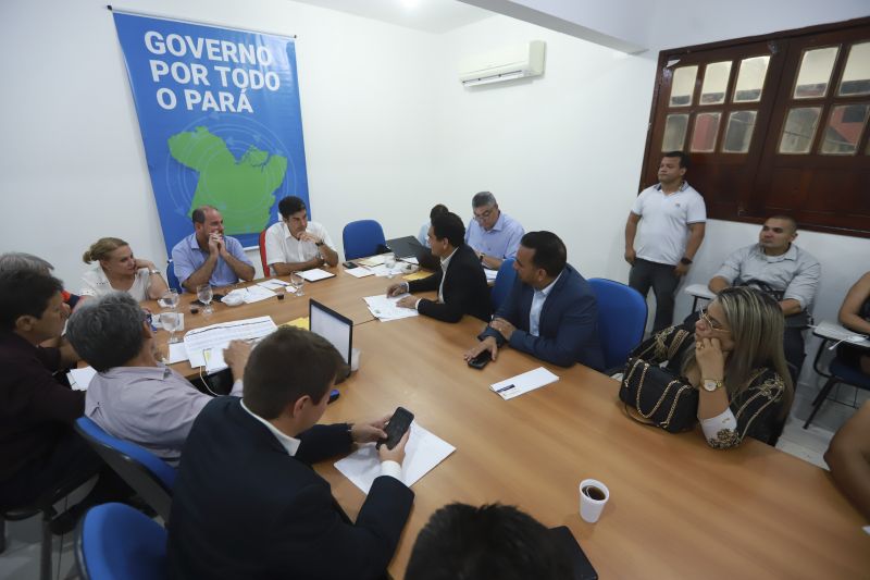 SÃO SEBASTIÃO DA BOA VISTA – O município de São Sebastião da Boa Vista foi um dos que participaram do programa Governo por Todo o Pará apresentando suas demandas ao governo do Estado. Segundo o prefeito do município, Hilton Lima, a Secretaria de Meio Ambiente do Estado, irá doar mil metros cúbicos de madeira e que servirão para construção de pontes e reforma de escolas. <div class='credito_fotos'>Foto: MARCOS SANTOS   |   <a href='/midias/2019/originais/Copia(07)_5274_04.jpg' download><i class='fa-solid fa-download'></i> Download</a></div>