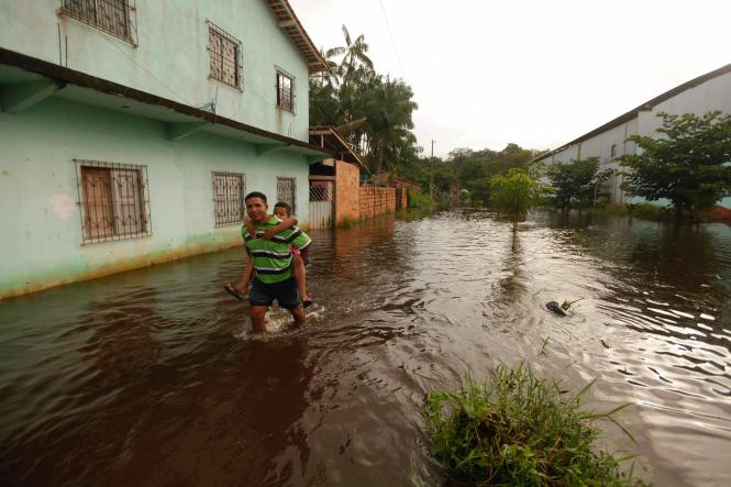 A Defesa Civil do Estado já está no município de São Domingos do Capim, no nordeste do Pará, que foi atingido por forte alagamento desde a última quinta-feira (21). 

FOTO: MAYCON NUNES / AGÊNCIA PARÁ
DATA: 23.03.2019
SÃO DOMINGOS DO CAPIM - PARÁ <div class='credito_fotos'>Foto: Maycon Nunes / Ag. Pará   |   <a href='/midias/2019/originais/a004cc9a-0d56-4047-bf07-5792e6206108.jpg' download><i class='fa-solid fa-download'></i> Download</a></div>