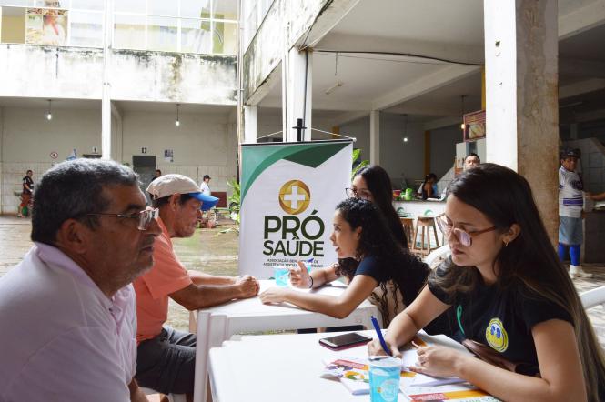 Profissionais do Hospital Regional do Baixo Amazonas (HRBA), em Santarém (PA), realizaram uma grande ação na área do Mercadão 2000 em alusão ao Dia mundial do Rim, celebrado na quinta-feira, 14 de março. Mais de 450 pessoas foram beneficiadas com consultas médicas, aferições de pressão arterial, testes de glicemia, verificações do índice de massa corporal (IMC) e orientações sobre vida saudável e doações de órgãos e tecidos.

FOTO: ASCOM / HRBA
DATA: 15.03.2019
SANTARÉM - PARÁ <div class='credito_fotos'>Foto: Ascom / HRBA   |   <a href='/midias/2019/originais/a01da862-839a-4b75-968d-915c5ba54780.jpg' download><i class='fa-solid fa-download'></i> Download</a></div>