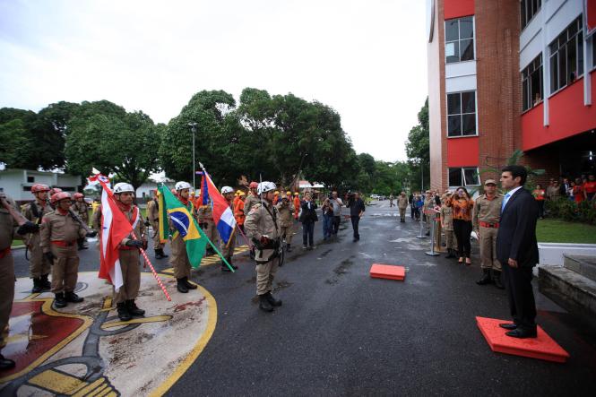 O governador Helder Barbalho empossou, na tarde desta sexta-feira (11), em Belém, o novo comandante-geral do Corpo de Bombeiros do Pará, Coronel QOBM Hayman Apolo Gomes de Souza, que também assumiu a coordenação da Defesa Civil Estadual. Até então, o Coronel Hayman – que tem 49 anos de idade e 26 anos de serviços prestados ao Corpo de Bombeiros – exercia a função de diretor de serviços técnicos da corporação.  

FOTO: THIAGO GOMES/ AG. PARÁ
DATA: 12.01.2019
BELÉM - PARÁ <div class='credito_fotos'>Foto: Thiago Gomes /Ag. Pará   |   <a href='/midias/2019/originais/a040c726-8655-45f9-8910-6bb96a1c96ff.jpg' download><i class='fa-solid fa-download'></i> Download</a></div>