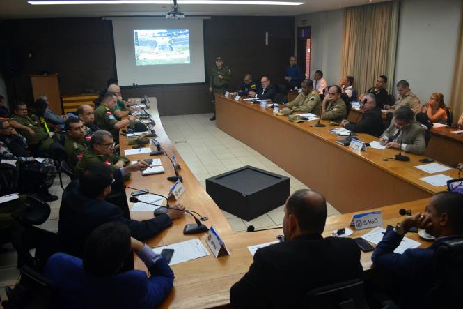 Para garantir a segurança e a tranquilidade dos torcedores do Remo e Paysandu, que jogam pelo Campeonato Paraense de Futebol (Parazão) no próximo domingo (17), foi estabelecido um esquema de ações em reunião nesta quarta-feira (13). As estratégias foram definidas entre a Secretaria de Estado de Segurança Pública e Defesa Social do Pará (Segup), órgãos da segurança estadual, municipal e Ministério Público do Estado (MPE).

FOTO: ELIELSON MODESTO / ASCOM SEGUP
DATA: 13.02.2019
BELÉM - PARÁ <div class='credito_fotos'>Foto: Elielson Modesto / Ascom Segup   |   <a href='/midias/2019/originais/a051b253-b793-4177-915a-d6237b3ce559.jpg' download><i class='fa-solid fa-download'></i> Download</a></div>
