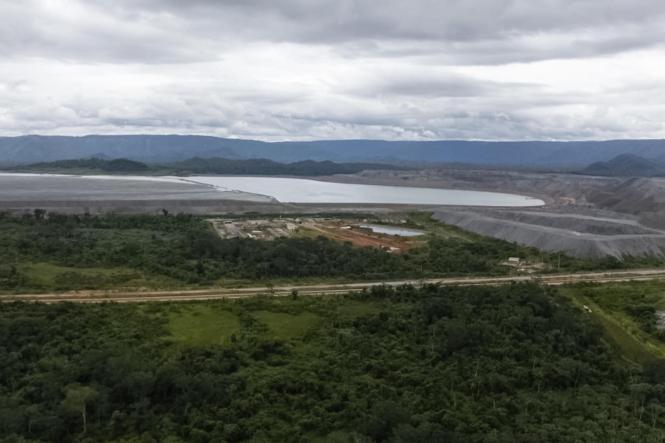 O Grupo de Trabalho de Segurança em Barragens, criado pelo Governo do Estado em janeiro, iniciou as vistorias nas barragens de mineração no Pará, no intuito de estudar mecanismos para criação de um plano estadual de prevenção a desastres ambientais. Nesta quarta (13), os especialistas visitarão as barragens da Mina do Sosego, em Canaã dos Carajás.

FOTO: MAYCON NUNES / AGÊNCIA PARÁ
DATA: 13.03.2019
CANAÃ DOS CARAJÁS - PA <div class='credito_fotos'>Foto: Maycon Nunes / Ag. Pará   |   <a href='/midias/2019/originais/a0535ab0-cf3a-41d3-8b9a-d4cf99d67b4d.jpg' download><i class='fa-solid fa-download'></i> Download</a></div>