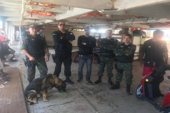 Na manhã desta quarta-feira (17), cerca de 300 quilos de pirarucu e mais de uma tonelada e meia de outras espécies de pescado sem procedência e nota fiscal, além de diversos produtos de origem chinesa, como equipamentos eletrônicos, foram apreendidos no furo do Carnapijó, próximo ao município de Barcarena, na região do Baixo Tocantins, por quase 15 policiais. A embarcação que transportava a carga foi conduzida até um porto, em Belém.

FOTO: ASCOM / SEGUP
DATA: 17.04.2019
BELÉM - PARÁ <div class='credito_fotos'>Foto: ASCOM / SEGUP   |   <a href='/midias/2019/originais/a0939e7b-9536-4710-83cc-49a390b14ac7.jpg' download><i class='fa-solid fa-download'></i> Download</a></div>