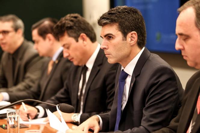 Na tarde desta terça-feira (9), o governador Helder Barbalho participa, em Brasília, de audiência pública que discutirá as “As ameaças de revogação da Lei Kandir e seus impactos para a economia brasileira." A reunião ordinária será na Comissão de Finanças e Tributação da Câmara dos Deputados. Participam do encontro ainda Renato Conchon, coordenador do núcleo econômico da CNA; Germano Stevens, diretor-geral da União Nacional dos Legisladores e Legislativos Estaduais; Rogério dos Santos Croscato, representante da Organização das Cooperativas Brasileiras.

FOTO: JAILSON SAM
DATA: 09.04.2019
BRASÍLIA - DF <div class='credito_fotos'>Foto: Jailson Sam / Divulgação   |   <a href='/midias/2019/originais/a0aefb52-b905-4c62-bf90-eea22f3e95c3.jpg' download><i class='fa-solid fa-download'></i> Download</a></div>