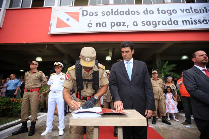 O governador Helder Barbalho empossou, na tarde desta sexta-feira (11), em Belém, o novo comandante-geral do Corpo de Bombeiros do Pará, Coronel QOBM Hayman Apolo Gomes de Souza, que também assumiu a coordenação da Defesa Civil Estadual. Até então, o Coronel Hayman – que tem 49 anos de idade e 26 anos de serviços prestados ao Corpo de Bombeiros – exercia a função de diretor de serviços técnicos da corporação.  

FOTO: THIAGO GOMES/ AG. PARÁ
DATA: 12.01.2019
BELÉM - PARÁ <div class='credito_fotos'>Foto: Thiago Gomes /Ag. Pará   |   <a href='/midias/2019/originais/a0b34d06-d462-4474-b677-5859971f7252.jpg' download><i class='fa-solid fa-download'></i> Download</a></div>