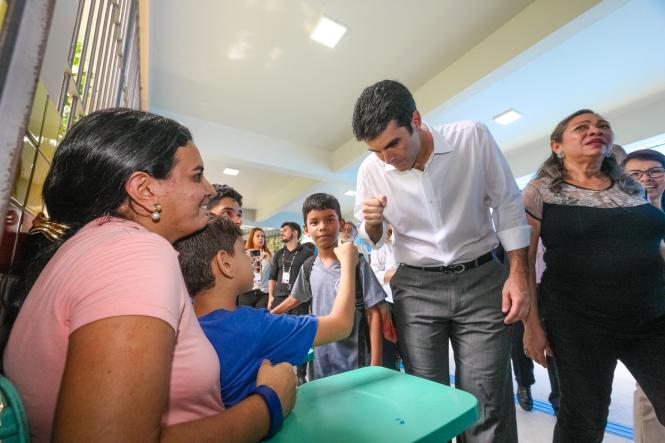 O Governo do Estado, por meio da Secretaria de Estado de Educação (Seduc), entregou mais uma escola totalmente reformada e ampliada para melhor comodidade de professores e alunos. Com mais de 1 mil alunos matriculados nos três turnos, a Escola Estadual de Ensino Fundamental e Médio Jarbas Passarinho, em Belém, iniciou o ano letivo com a entrega da obra de reforma e ampliação de todo o complexo da instituição. A reinauguração do espaço aconteceu na manhã de hoje, 21, com a presença do governador Helder Barbalho, do vice-governador Lúcio Vale, da secretária de educação, professora Leila Freire e de diversas autoridades.

FOTO: WAGNER SANTANA AGÊNCIA / PARÁ
DATA: 21.02.2019
BELÉM - PA <div class='credito_fotos'>Foto: Wagner Santana / Ag. Pará   |   <a href='/midias/2019/originais/a0bc9233-493d-49e1-879f-ada6688a5937.jpg' download><i class='fa-solid fa-download'></i> Download</a></div>