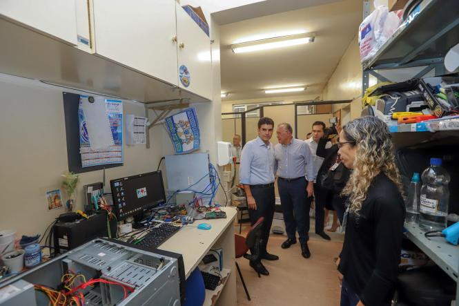 O governador do Estado e a primeira dama, Helder e Daniela Barbalho, consideraram inadequada e grave a situação estrutural e de atendimento do Hospital Ophir Loyola, durante visita na manhã desta terça-feira (12). A unidade de saúde é um centro de alta complexidade em oncologia no Pará e referência em neurocirurgia, nefrologia e transplantes. O hospital que realiza uma média de 3.500 atendimentos e de 325 internações mensais. Segundo Helder, que fez questão de estar presente para observar, ouvir e saber da realidade dos serviços de saúde para aqueles que necessitam do tratamento de combate ao câncer junto com seus familiares, a situação é dramática e inaceitável.

FOTO: MARCO SANTOS / AG. PARÁ
DATA: 12.02.2019
BELÉM - PARÁ <div class='credito_fotos'>Foto: Marco Santos / Ag. Pará   |   <a href='/midias/2019/originais/a0c80701-429c-47e5-b26e-72ef0b4c46a2.jpg' download><i class='fa-solid fa-download'></i> Download</a></div>