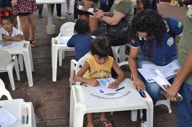 O Departamento de Trânsito do Estado do Pará (Detran) participou, na manhã desta quarta-feira (27), da Ação Social Integrada da Cidadania em comemoração aos 392 anos do Ver-o-Peso, uma realização do Governo do Estado do Pará. O órgão marcou presença por meio da sua Coordenadoria de Educação de Trânsito, orientando a população quanto à legislação e dando uma amostra do trabalho desenvolvido nas ruas.

FOTO: ASCOM / DETRAN
DATA: 27.03.2019
BELÉM - PA <div class='credito_fotos'>Foto: ASCOM / DETRAN   |   <a href='/midias/2019/originais/a0e21c2f-4fde-4bab-b999-bb4c2f57d4d6.jpg' download><i class='fa-solid fa-download'></i> Download</a></div>