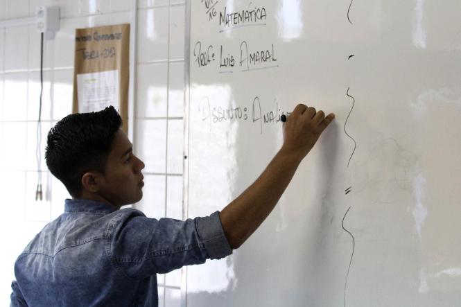 Luís Amaral, professor coordenador do cursinho alternativo da Uepa.

FOTO:  NAILANA THIELY
DATA: 04.01.16
BELÉM-PARÁ <div class='credito_fotos'>Foto: Naylana Thiely   |   <a href='/midias/2019/originais/a0e7786c-b7c9-45d3-992f-e41582007ef8.jpg' download><i class='fa-solid fa-download'></i> Download</a></div>