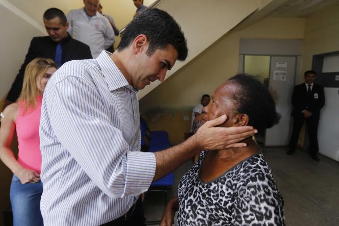 O governador do Estado, Helder Barbalho, participou do lançamento da Campanha Nacional de Vacinação contra Influenza, iniciada nesta quarta-feira (10) em todo o País, prosseguindo até 31 de maio. Acompanhado da primeira-dama, Daniela Barbalho, o governador esteve na Unidade Básica de Saúde (UBS) do bairro da Pedreira, em Belém, na tarde desta quarta-feira. Ele e a primeira-dama tomaram a vacina, aplicada pelo secretário de Estado de Saúde, o médico Alberto Beltrame.

FOTO : MARCELO SEABRA / AGÊNCIA PARÁ
DATA: 10.04.2019
BELÉM - PARÁ <div class='credito_fotos'>Foto: Marcelo Seabra / Ag. Pará   |   <a href='/midias/2019/originais/a0f34dc7-70e6-4ffc-b8c6-d6e5dd964ffb.jpg' download><i class='fa-solid fa-download'></i> Download</a></div>