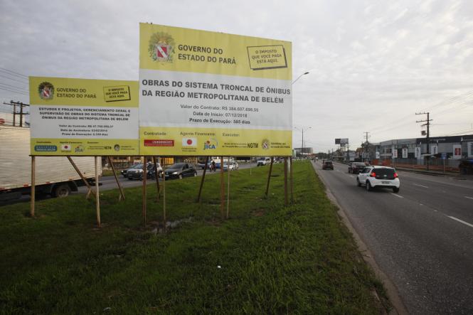 A BR-316, principal acesso rodoviário da capital paraense, passará nos próximos 19 meses pela maior intervenção estrutural desde que ganhou o atual formato de 6 pistas (3 pistas de entrada e 3 pistas de saída da cidade). Alguns trechos possuem, inclusive, 8 pistas. A obra de ampliação foi feita na década de 80, pelo Governo Federal. Desde então, a via passou por várias revitalizações de menor porte, como ocorreu no trecho entre a Prefeitura de Ananindeua e a sede do Clube Associação Atlética Banco do Brasil (AABB), na época em que o atual governador do Pará, Helder Barbalho, era prefeito do município da região metropolitana de Belém.

FOTO: FERNANDO ARAÚJO/AG. PARÁ
DATA: 23.01.2019
BELÉM - PARÁ <div class='credito_fotos'>Foto: Fernando Araújo/Ag. Pará   |   <a href='/midias/2019/originais/a13def10-37b0-4ecb-acc0-68376db54538.jpg' download><i class='fa-solid fa-download'></i> Download</a></div>