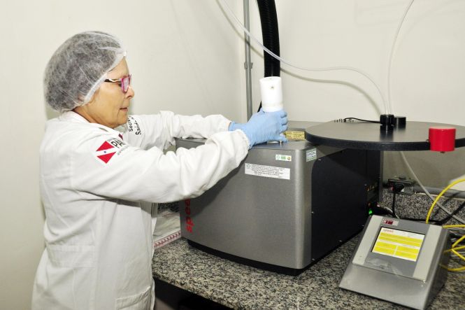 O Laboratório Central do Estado (Lacen-PA) vai analisar amostras de peixes da Cidade de Aracruz-ES, para verificar se estão ou não contaminados com mercúrio, arsênio, cádmio e chumbo, como consequência, ainda, do rompimento da barragem da mineradora Samarco, no Distrito de Mariana, em Minas Gerais, ocorrido em novembro de 2015. A demanda é do Ministério Público do Espírito Santo e o Lacen-PA está aguardando a chegada das amostras para a análise.
Coletti Costa, técnica em Patologia do Lacen-PA prepara amostra para análise

FOTO: JOSÉ PANTOJA / ASCOM SESPA
DATA: 10.05.2019
BELÉM - PARÁ <div class='credito_fotos'>Foto: José Pantoja / Ascom Sespa   |   <a href='/midias/2019/originais/a14f08ad-d68b-4eab-8848-d7a4f442041f.jpg' download><i class='fa-solid fa-download'></i> Download</a></div>