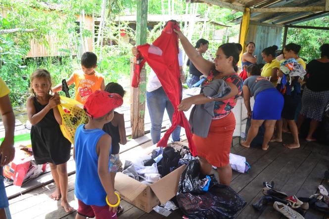 Alimentos não perecíveis, roupas, calçados, brinquedos e livros foram entregues (foto) a moradores ribeirinhos pela Secretaria de Estado de Segurança Pública e Defesa Social (Segup), por meio do Grupamento Fluvial (Gflu), e apoio do movimento de voluntários denominado Grupo de Coração. A entrega aconteceu na manhã desta sexta-feira, 4, partindo da sede do Grupamento até a ilha Urubuoca, localizada na frente do Distrito de Icoaraci. Cerca de 25 famílias se beneficiaram com a ação. Todas elas possuem crianças ou jovens inseridos no projeto social Ribeirinho da Paz, promovido há oito anos pelo Gflu em parceria com a Companhia Fluvial. 

FOTO: ELIELSON MODESTO / ASCOM SEGUP
DATA: 04.01.2019
ICOARACI - PARÁ <div class='credito_fotos'>Foto: Elielson Modesto / Ascom Segup   |   <a href='/midias/2019/originais/a19c17e8-2181-4354-8a45-e16585228158.jpg' download><i class='fa-solid fa-download'></i> Download</a></div>
