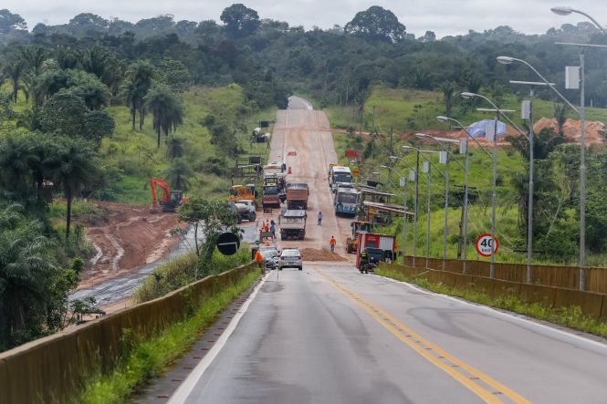 Duas equipes de mergulhadores iniciaram o trabalho de amarração dos destroços da ponte Rio Moju nesta terça-feira (30). Eles farão a amarração de 24 cabos de aço aos escombros da balsa e da estrutura que desabou para que, assim, seja feita a movimentação do tabuleiro, que mede de 80 metros e pesa 850 toneladas. Toda a ação é acompanhada pela Secretaria de Estado de Transportes (Setran).

FOTO: FERNANDO ARAÚJO / AGÊNCIA PARÁ
DATA: 30.04.2019
BELÉM - PARÁ <div class='credito_fotos'>Foto: Fernando Araújo/Ag. Pará   |   <a href='/midias/2019/originais/a1a60e52-d4cb-4ae0-af79-d10639bcda8d.jpg' download><i class='fa-solid fa-download'></i> Download</a></div>