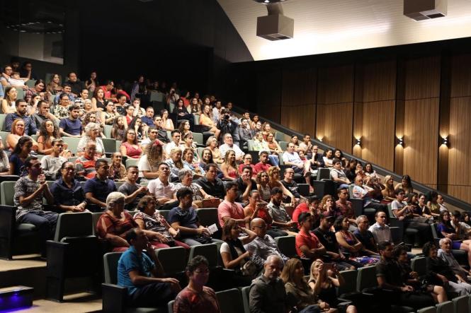 Mestre Miagui, Mulher Maravilha, o Pirata, o Marinheiro, a Morte e até os personagens da série A Casa de Papel fizeram parte do concerto da Orquestra Sinfônica do Theatro da Paz (OSTP), que aconteceu na noite desta sexta-feira (1º/03), no Liceu de Música de Bragança, no nordeste do Pará. A programação é parte integrante do projeto Preamar de Carnaval 2019, promovido pelo Governo do Estado do Pará, por meio da Secretaria de Estado de Cultura (Secult).

FOTO: ASCOM / SECULT
DATA: 04.03.2019
BRAGANÇA - PA <div class='credito_fotos'>Foto: ASCOM / SECULT   |   <a href='/midias/2019/originais/a2038426-460b-4c93-85c1-8621d096117b.jpg' download><i class='fa-solid fa-download'></i> Download</a></div>