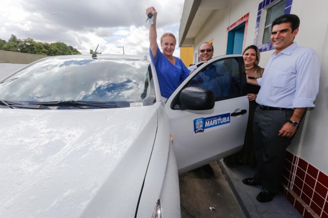 O município de Marituba, na Região Metropolitana de Belém (RMB), deverá ganhar, em breve, um complexo cultural, de lazer, turismo e negócios, a ser construído por meio de uma parceria entre a Prefeitura local e o governo do Estado. O primeiro passo para a implementação do projeto foi dado na tarde desta quarta-feira (17), quando o governo do Estado oficializou a cessão de uma área que pertencia à Empresa de Assistência Técnica e Extensão Rural do Estado (Emater-PA) para a gestão municipal. O ato contou com a participação do governador Helder Barbalho, de secretários estaduais e de representantes do município, que se reuniram no auditório da Emater, no KM-12 da Rodovia BR-316.

FOTO: MARCELO SEABRA ;/ AGÊNCIA PARÁ
DATA: 17.04.2019
MARITUBA - PARÁ <div class='credito_fotos'>Foto: Marcelo Seabra / Ag. Pará   |   <a href='/midias/2019/originais/a20adb26-4030-475e-9650-5d84a5415cd6.jpg' download><i class='fa-solid fa-download'></i> Download</a></div>