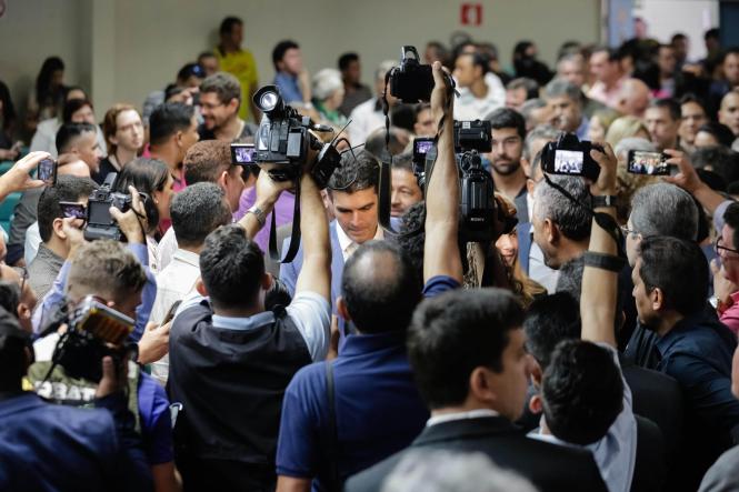 Até a próxima sexta-feira (23), o Governo do Estado está, oficialmente, sediado em Santarém, no oeste paraense. É o programa “Governo Por Todo o Pará”, iniciativa desta gestão, que inaugura a sua primeira edição, deslocando grande parte de sua estrutura e equipes para o município santareno. A programação, cujo objetivo é aproximar o Estado das diferentes regiões e municípios, foi aberta pelo governador Helder Barbalho, no final da manhã desta quarta-feira (20), em cerimônia realizada no auditório do campus Tapajós da Universidade Federal do Oeste do Pará (Ufopa). Participaram da solenidade a primeira-dama do Estado, Daniela Barbalho; o vice-governador, Lúcio Vale, e a esposa, Andréa Vale; deputados estaduais; gestores de órgãos e secretários de Estado; servidores do município de Santarém e representantes de cidades vizinhas, além da população.

FOTO: MARCO SANTOS / AGÊNCIA PARÁ
DATA: 20.03.2019
SANTARÉM - PA
 <div class='credito_fotos'>Foto: Marco Santos / Ag. Pará   |   <a href='/midias/2019/originais/a21ef18e-050c-40fc-b5ba-caaf85475b5f.jpg' download><i class='fa-solid fa-download'></i> Download</a></div>