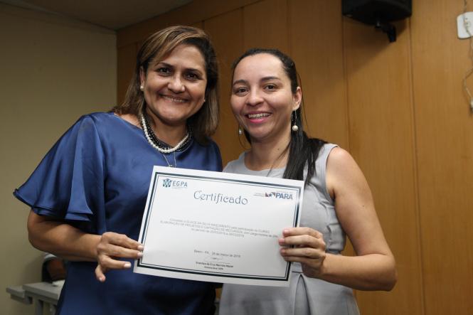 A Escola de Governança do Pará (EGPA) certificou, nesta sexta-feira (29), 114 servidores públicos municipais e estaduais pela participação em três cursos ofertados pelo órgão no período de 25 a 29 de março. A entrega dos documentos de conclusão da qualificação foi feita em cerimônia realizada na sede do órgão, em Belém.

FOTO: WAGNER SANTANA / AGÊNCIA PARÁ
DATA: 29.03.2019
BELÉM - PA <div class='credito_fotos'>Foto: Wagner Santana / Ag. Pará   |   <a href='/midias/2019/originais/a222a53d-71cc-485c-9e08-60094717bfe7.jpg' download><i class='fa-solid fa-download'></i> Download</a></div>