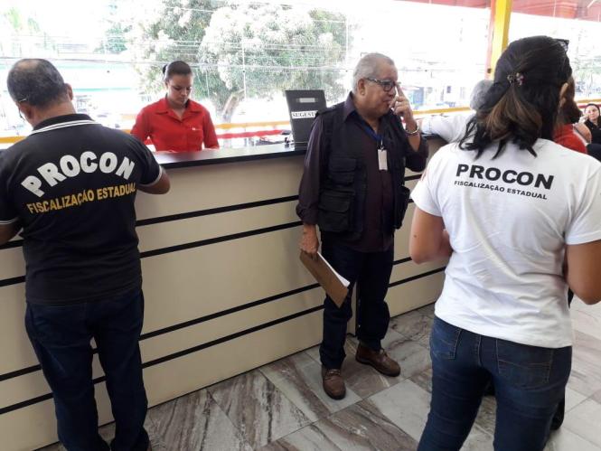 A Diretoria de Proteção e Defesa do Consumidor do Pará (Procon), órgão vinculado à Secretaria de Justiça e Direitos Humanos (SejuDH), iniciou a Operação Páscoa 2019, nesta sexta-feira (12), com objetivo de fiscalizar grandes e pequenos estabelecimentos que comercializam produtos, que fazem parte do consumo do cidadão paraense durante a Semana Santa, como bacalhau, camarão e ovos de chocolate.

FOTO:  Sabrina Rayol / SEJUDH
DATA: 13.04.2019
BELÉM - PARÁ <div class='credito_fotos'>Foto: Sabrina Rayol / SEJUDH    |   <a href='/midias/2019/originais/a244742c-9fcc-4bd4-83fb-5ac6b1499f39.jpg' download><i class='fa-solid fa-download'></i> Download</a></div>