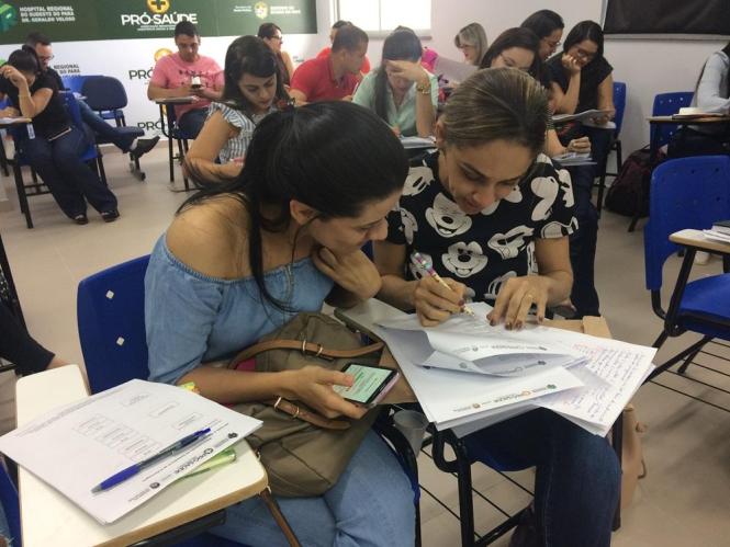 Enfermeiros do Hospital Regional do Sudeste do Pará (HRSP) – Dr. Geraldo Veloso participaram da capacitação sobre a Sistematização da Assistência de Enfermagem (SAE), regulamentada pelo Conselho Federal de Enfermagem para ser implementada em todo o País. Entre as ações está a ampliação da humanização no atendimento e segurança do paciente. 


FOTO: ASCOM / HRSP
DATA: 19.02.2019
MARABÁ - PARÁ <div class='credito_fotos'>Foto: ASCOM HRSP   |   <a href='/midias/2019/originais/a249b780-0d87-487c-af15-b2f02fa91413.jpg' download><i class='fa-solid fa-download'></i> Download</a></div>