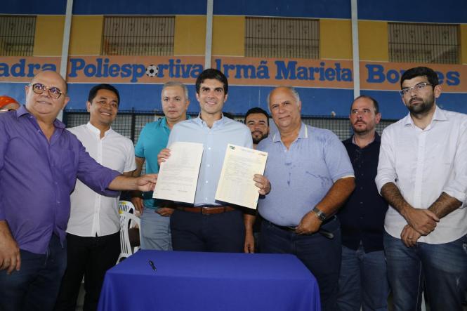 O município de Capanema, no nordeste paraense, deu um importante passo neste sábado (09) rumo à concretização da regularização fundiária urbana. O governador Helder Barbalho esteve na sede municipal para assinar o Decreto 2.056/18, que oficializa a entrega do título da área patrimonial do município à Prefeitura. Com isso, o Executivo municipal pode começar o processo de cadastramento dos imóveis, para posterior entrega dos títulos de posse aos proprietários. A expectativa da Prefeitura de Capanema é que o decreto permita a regularização de mais de 23 mil imóveis da área urbana e dos distritos de Tauari e Mirasselvas, o que representa uma abrangência de 80% da área do município.


FOTO: MARCELO SEABRA / AGÊNCIA PARÁ
DATA: 09.03.2019
CAPANEMA - PARÁ

 <div class='credito_fotos'>Foto: Marcelo Seabra / Ag. Pará   |   <a href='/midias/2019/originais/a25188bc-9a43-4b19-ab7d-8fb189eec86c.jpg' download><i class='fa-solid fa-download'></i> Download</a></div>