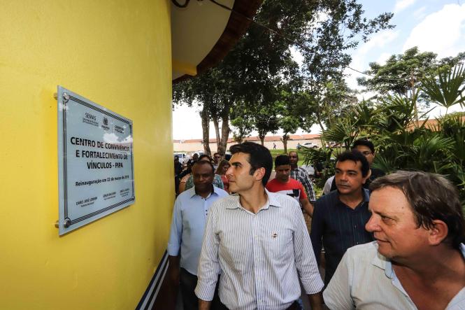 Seguindo agenda do programa "Governo por todo o Pará", o governador Helder Barbalho esteve, na manhã desta quarta-feira (3), em Parauapebas, distante cerca de 120 quilômetros de Marabá, atual sede administrativa do Estado. Ele participou da Ação de Cidadania promovida pelo ParáPaz, na Escola Municipal Nelson Mandela, no bairro Tropical, e visitou obras do Estado que estão em andamento no município, como a nova sede do ParáPaz e a Escola Estadual Irmã Dulce.

FOTO MARCO SANTOS / AGENCIA PARA
DATA 03.04.2019
PARAUAPEBAS - PARA <div class='credito_fotos'>Foto: Marco Santos / Ag. Pará   |   <a href='/midias/2019/originais/a2715582-38ae-47e8-9157-5c0983a1664e.jpg' download><i class='fa-solid fa-download'></i> Download</a></div>