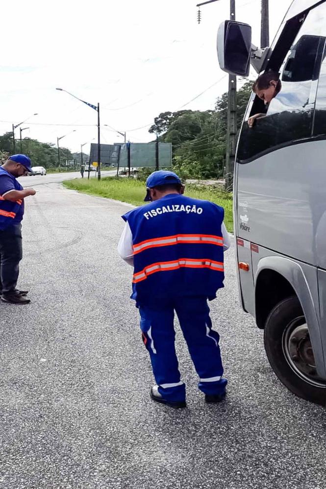 A Agência de Regulação e Controle de Serviços Públicos do Pará (Arcon) estará  com equipes de fiscalização atuando nos  principais terminais rodoviários e hidroviários do Estado, no período de 01 a 07 de março,  para garantir a qualidade dos serviços prestados aos usuários paraenses que irão viajar no feriado do Carnaval. Serão avaliadas as condições e a documentação dos veículos observando a segurança  dos transportes rodoviário  e hidroviário intermunicipal.

FOTO: DIVULGAÇÃO
DATA: 27.02.2019
BELÉM - PA <div class='credito_fotos'>Foto: Divulgação   |   <a href='/midias/2019/originais/a2833f85-e814-4545-8adb-29ced8586712.jpg' download><i class='fa-solid fa-download'></i> Download</a></div>