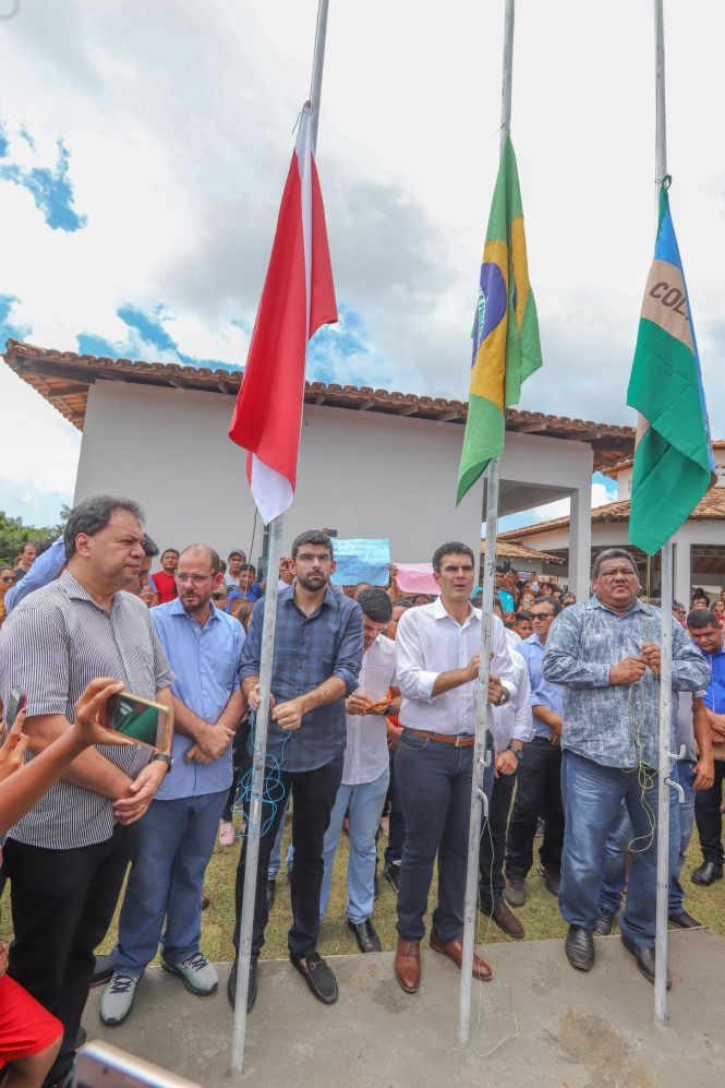 Construída por meio de um convênio firmado entre a Prefeitura e o governo do Estado, no valor de R$ 984.663,51, a Escola Estadual Magalhães Barata foi inaugurada na tarde desta quinta-feira (18), na comunidade de Ariri, zona rural de Colares, município do nordeste paraense.

FOTO: MARCO SANTOS / AGÊNCIA PARÁ
DATA: 18.04.2019
COLARES - PARÁ <div class='credito_fotos'>Foto: Marco Santos / Ag. Pará   |   <a href='/midias/2019/originais/a2977118-c436-4e54-946f-2b5b5aa6ffe1.jpg' download><i class='fa-solid fa-download'></i> Download</a></div>
