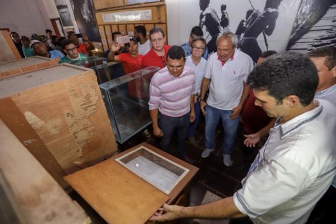 Depois de passar por Salvaterra e Soure, no Marajó, o governador Helder Barbalho foi até o município de Cachoeira do Arari, onde ocorria, neste domingo (20), a festividade de São Sebastião, considerado como o padroeiro dos vaqueiros do Marajó. No local, o governador visitou, acompanhado pelo prefeito Jaime Barbosa, secretários de Estado e deputados estaduais e federais, o Museu do Marajó, fechado para o público desde dezembro do ano passado por conta de problemas apontados pelo Corpo de Bombeiros. Lá, o chefe do Executivo Estadual assinou um protocolo de intenções com a prefeitura municipal e a presidência do Museu do Marajó, para viabilizar a adequação e recuperação do imóvel que abriga a instituição.

FOTO: MARCO SANTOS/AGÊNCIA PARÁ
DATA; 20.01.2019
CACHOEIRA DO ARARI - PARÁ <div class='credito_fotos'>Foto: Marco Santos / Ag. Pará   |   <a href='/midias/2019/originais/a297b8e0-3b6e-4a31-b609-05d82128a047.jpg' download><i class='fa-solid fa-download'></i> Download</a></div>